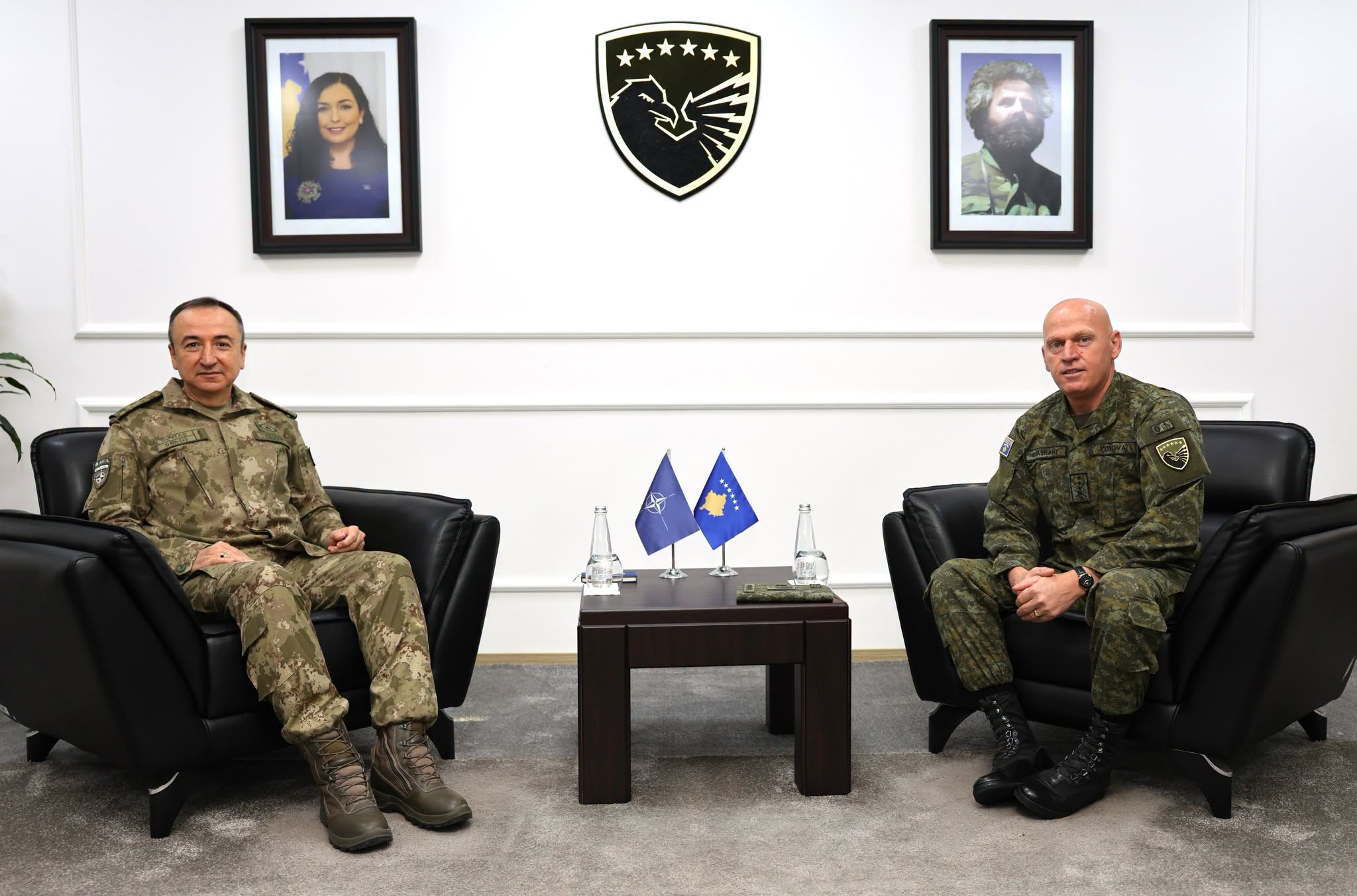 Përfundimi i misionit: Gjenerali Bashkim Jashari i jep lamtumirën kreut të KFOR-it, Özkan Ulutaş