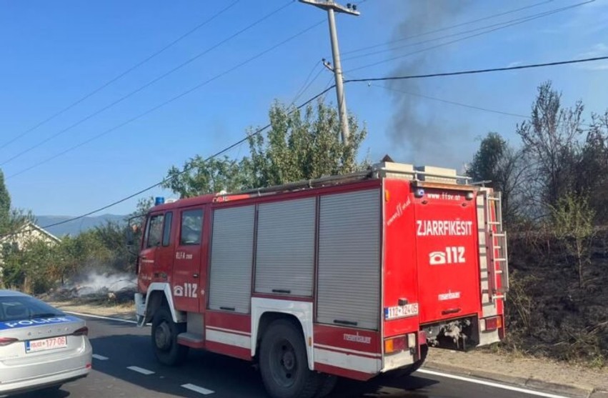 Flakët shkrumbojnë pesë hektarë me mollë në Skenderaj, nis hetimi për zjarrvënie