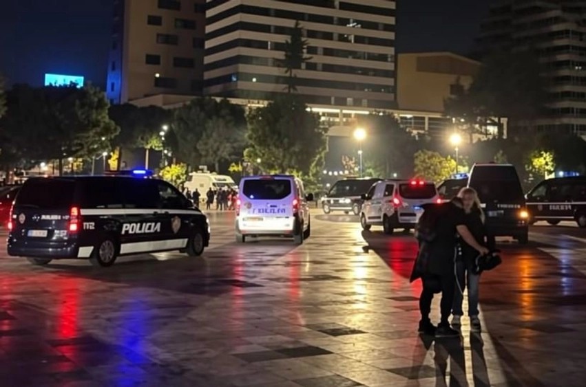 Tensionet në Tiranë: Forcat e rendit shtojnë praninë në sheshin “Skënderbej”, protestuesit nisin marshimin