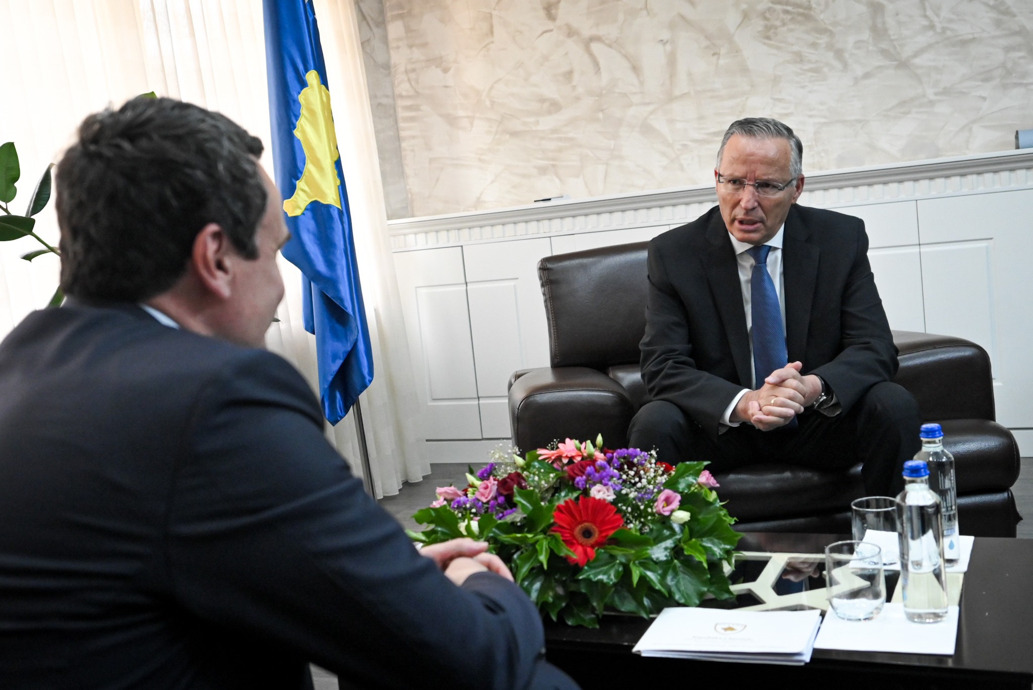 Vazhdojnë negociatat: Albin Kurti dhe Bedri Hamza takohen sërish pasditen e sotme