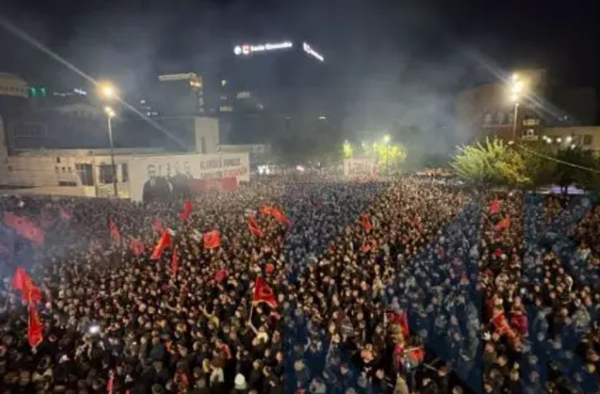 Sakrifica e dëshmorëve nuk harrohet, nipi i heronjve Fazliu lëshon thirrje të fuqishme nga sheshi