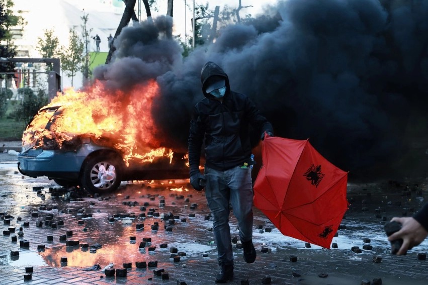 Kryeministri që flet me qytetarët si me diplomatë: Prapaskenat e një shoë-i politik mes revoltës studentore