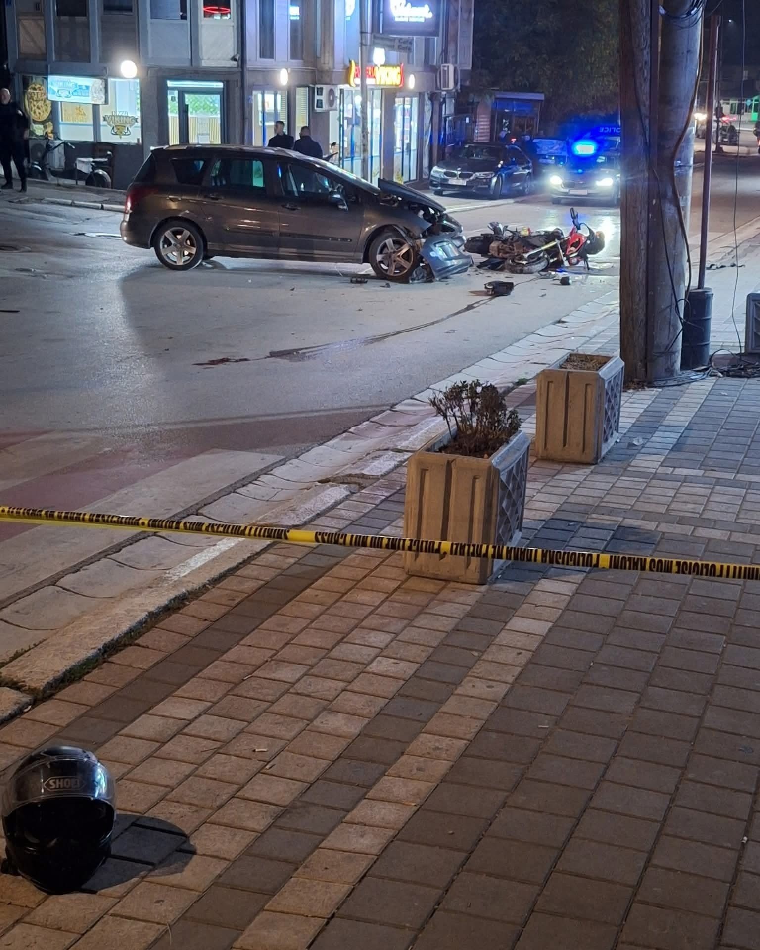 Mitrovicë: Përplasen vetura dhe motori, mbetet i lënduar një 41-vjeçar