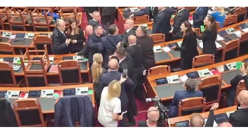 Seanca plenare degjeneron në përplasje fizike dhe tensione ekstreme në Kuvend