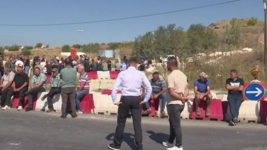 Kriza në bujqësi: Fermerët e Pellagonisë bllokojnë rrugën Prilep-Manastir për subvencionet dhe çmimet e larta