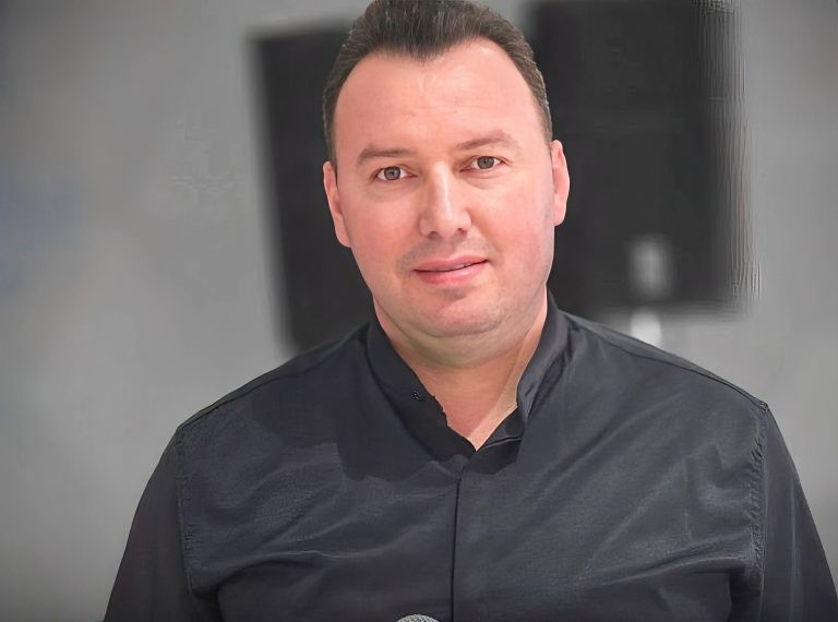 E kaluara e errët e këngëtarit nga Fieri: U vu në shënjestër të ligjit edhe dy vite më parë për ngacmim seksual