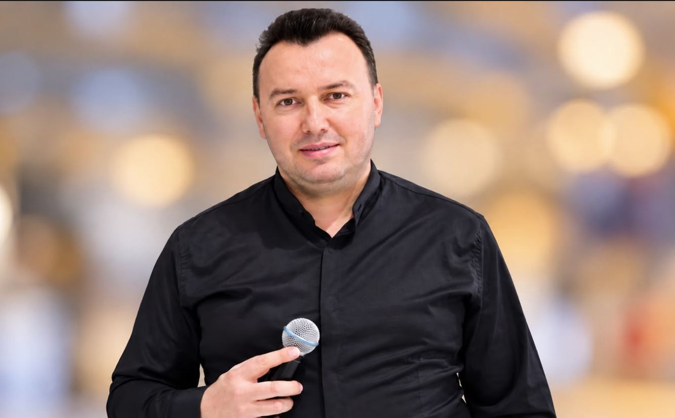 Fier: Vihet në pranga këngëtari Erind Xhaferi, akuzohet për përndjekjen e të miturave