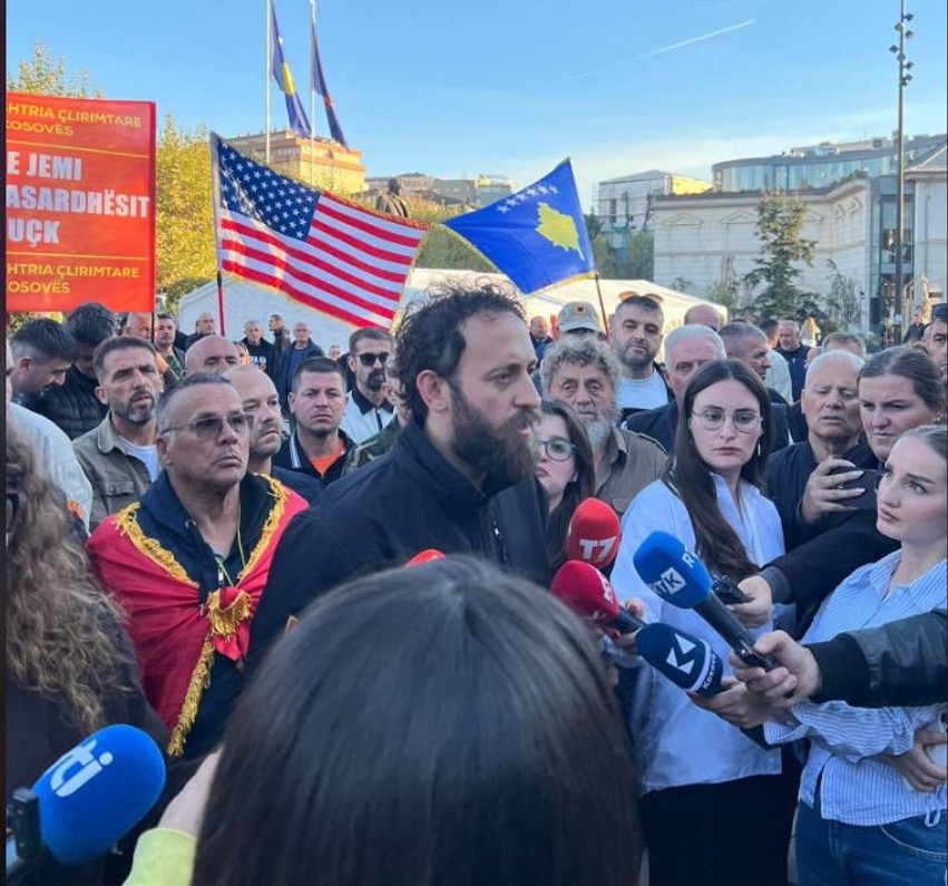 Tensionet para Kuvendit, Haziri drejtohet deputetëve: Nga kjo sallë mund të dilni vetëm mbi trupat tanë
