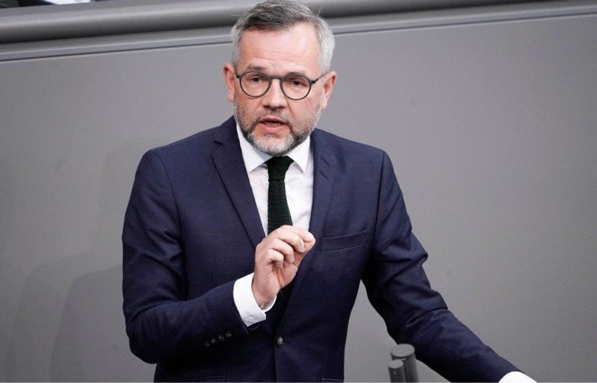 “Kjo rrugë çon në luftë” – Reagimi i ashpër i ish-ministrit gjerman ndaj ëndrrave territoriale të Daçiqit për Prizrenin