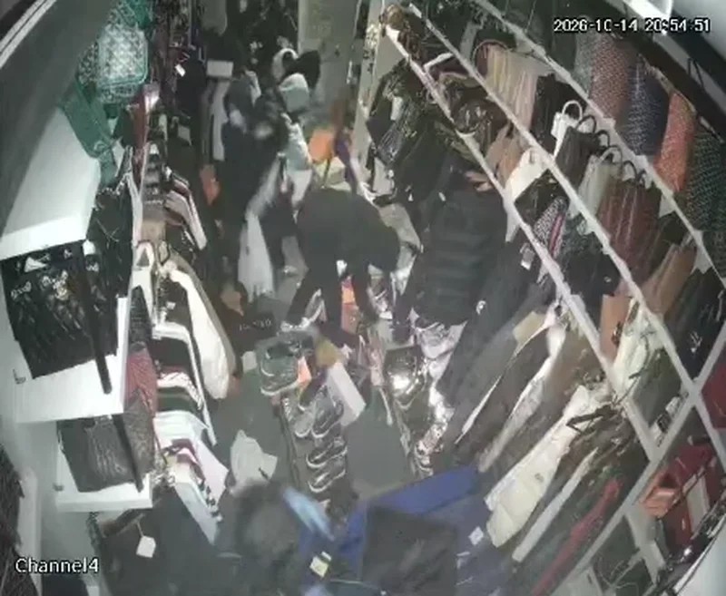 Tensione dhe incidente në Tiranë: Protestuesit futen me forcë në dyqane dhe plaçkitin mallra