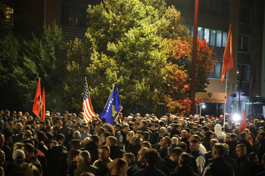 Tension dhe apel për qetësi: Protesta në Prishtinë vazhdon në orët e mbrëmjes