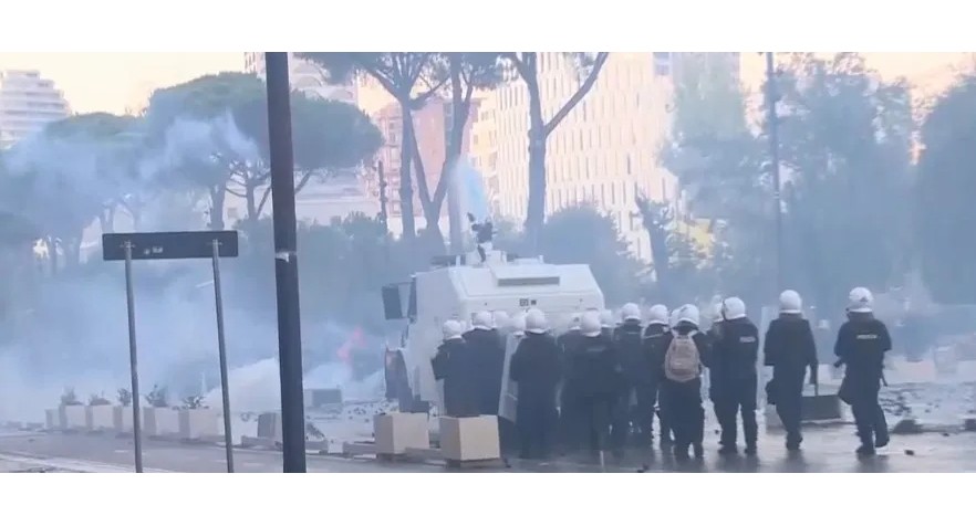 Tensionohet situata në Tiranë: Protestuesit sulmojnë me molotovë dhe gurë ndërtesën e Kryeministrisë