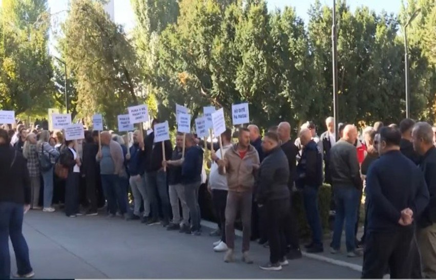 Kriza financiare në Prishtinë: 380 punonjës të Ndërmarrjes Publike Banesore protestojnë për pagat e prapambetura