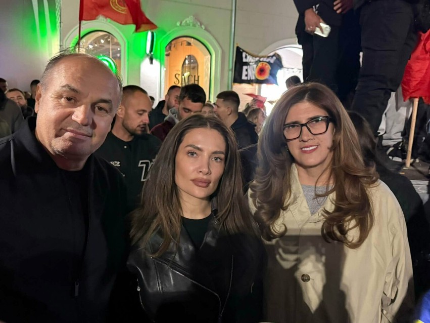 Në mbrojtje të çlirimtarëve: Deputetët e PDK-së nuk ndalen, protestojnë çdo natë në shesh