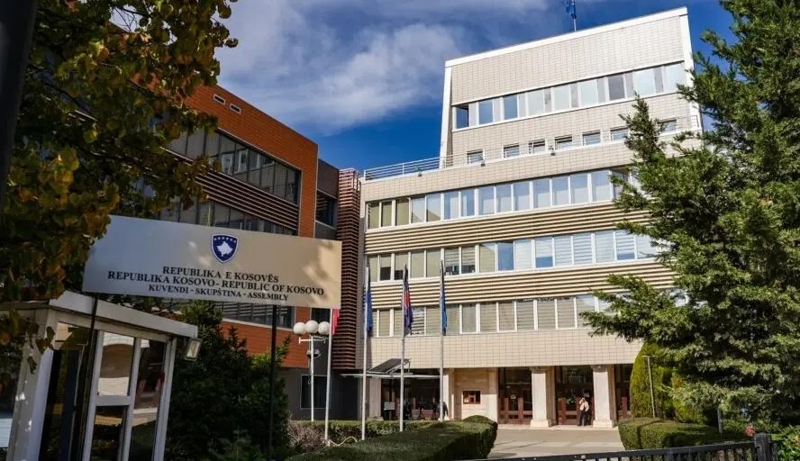 Hapi i radhës për Dhomat e Specializuara: Komisioni për Legjislacion merr në dorë projektligjin