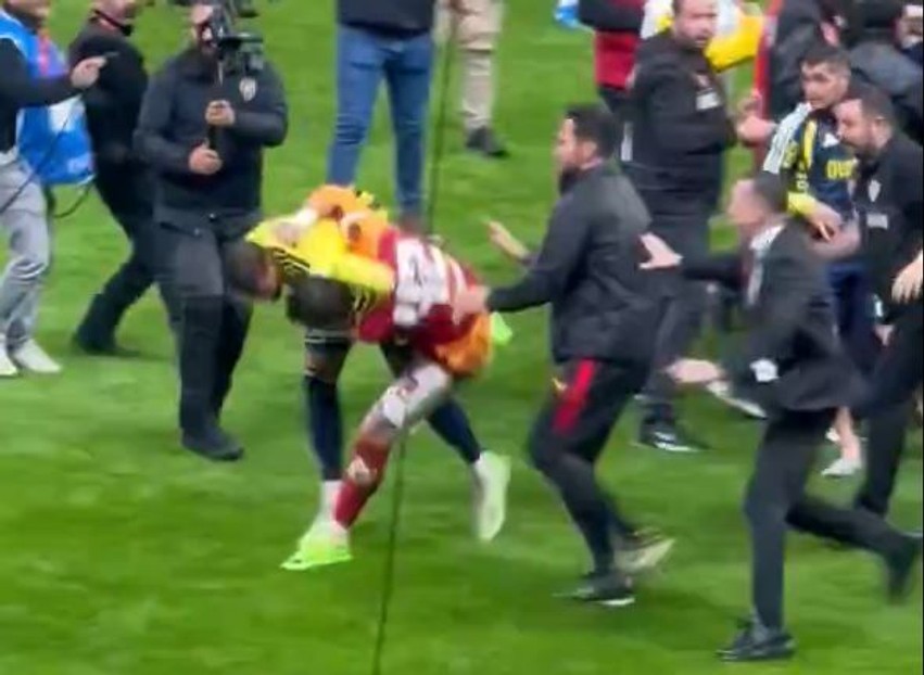 Skandali në derbi: Fenerbahce lëshon komunikatë të rreptë pas dhunës ndaj lojtarëve