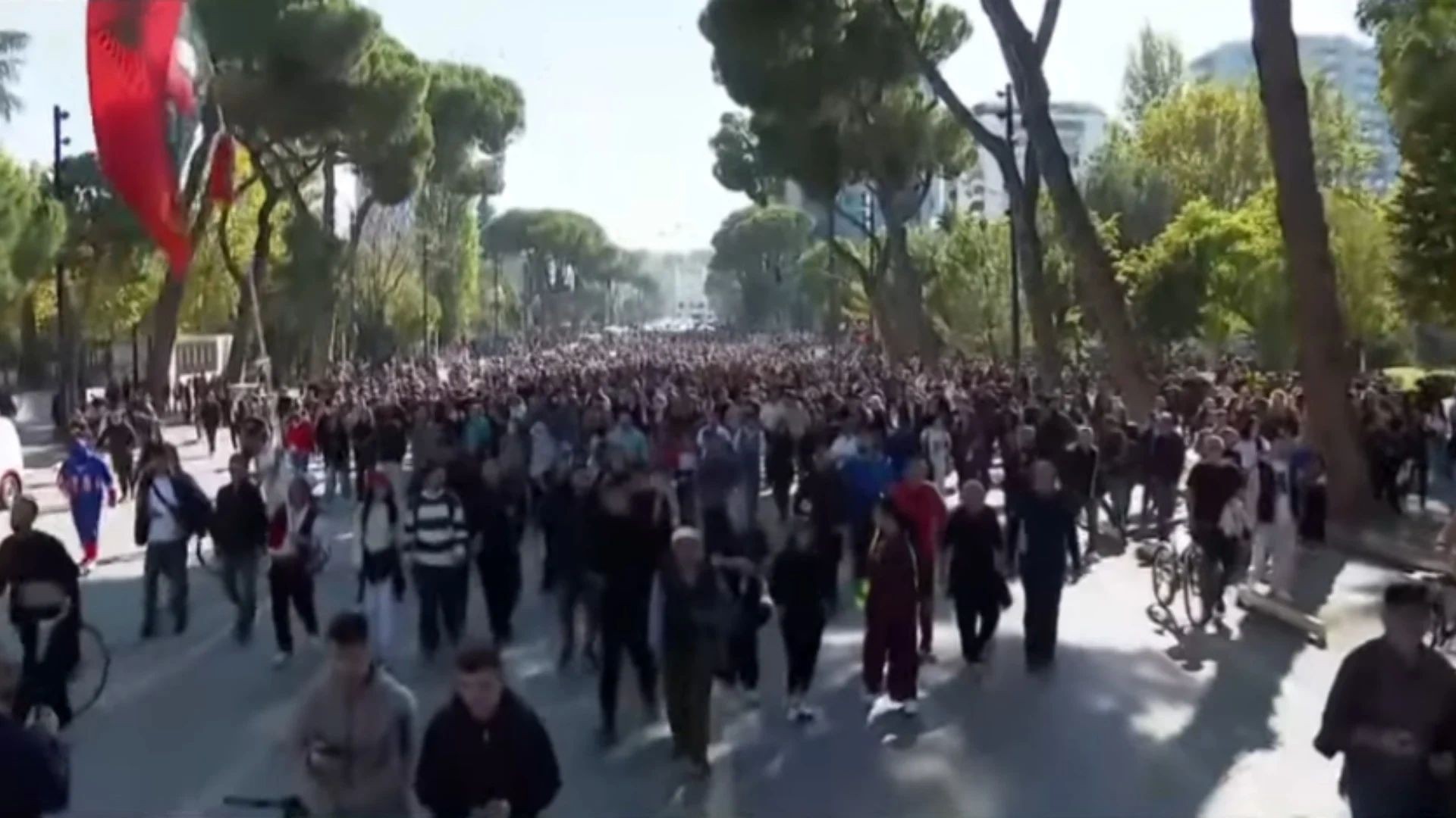 Mbyllet protesta para Kryeministrisë, qytetarët nisën marshimin nëpër rrugët e kryeqytetit
