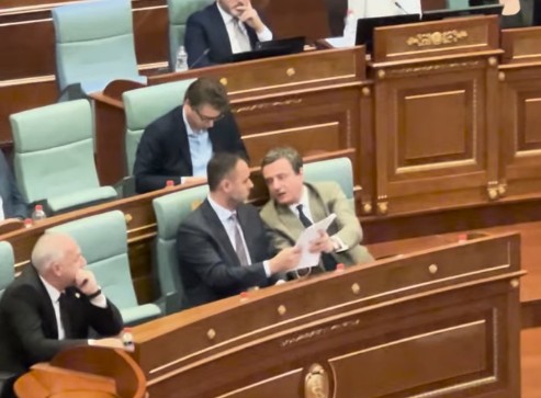 Momente interesante në Kuvend: Kurti dhe Konjufca kapen nga kamerat gjatë fjalimit të Grudës