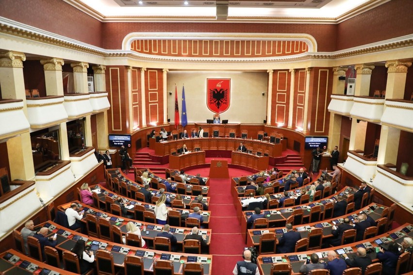 Seancë e tensionuar në Kuvend: Përplasen debatet e ministrave me protestat e studentëve jashtë dyerve