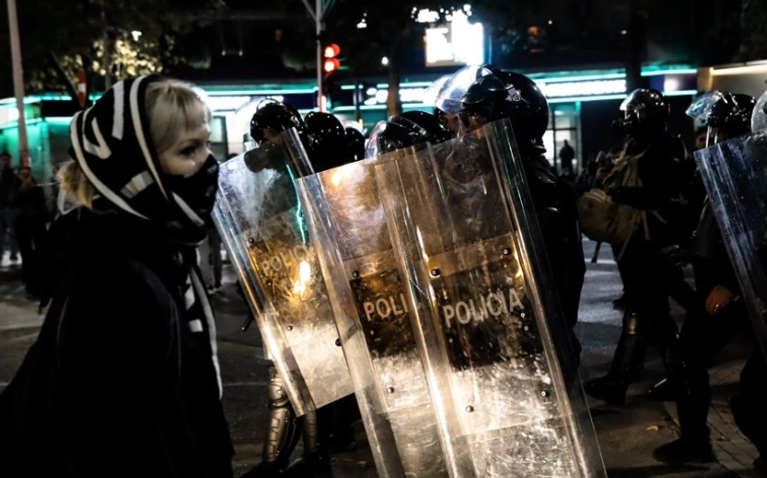 Protestat studentore dhe dhuna e ushtruar: Kur policia përballet me rininë përmes metodave të së shkuarës