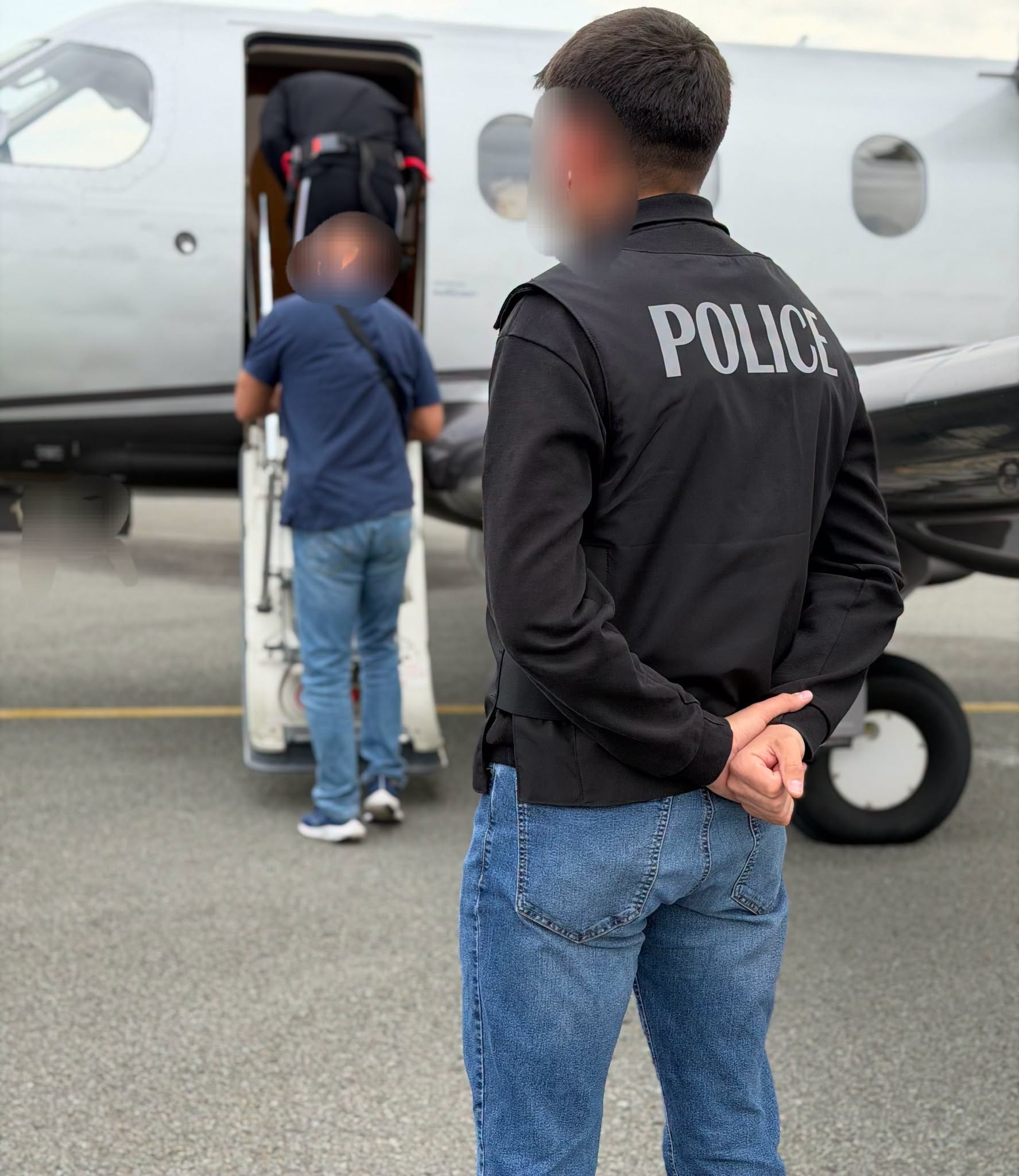 Operacion i suksesshëm: Ekstradohet nga Kosova drejt Suedisë personi i shpallur në kërkim ndërkombëtar