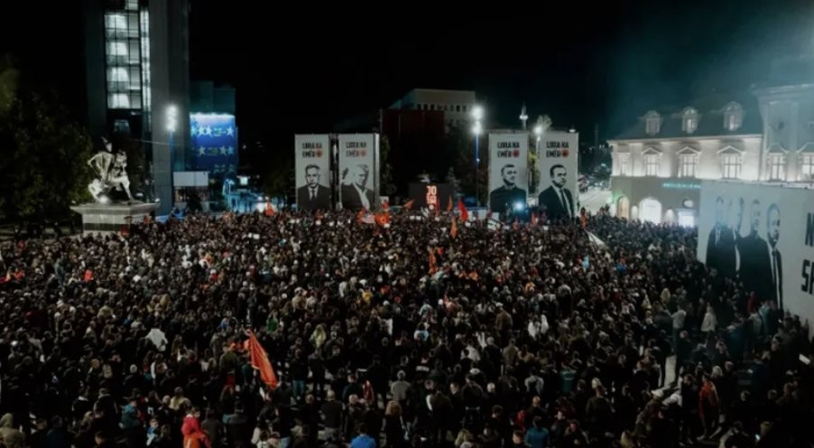 Protesta për mbrojtjen e vlerave të UÇK-së: Parkingu pas Pallatit të Rinisë bëhet falas për qytetarët