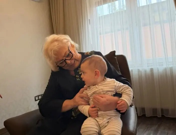 Vizita e Presidentes Shiroka-Pula në familjen e Jakup Krasniqit: Mesazh për unitet dhe përkrahje
