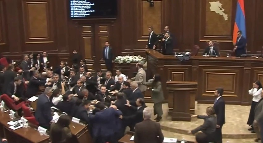 Degjeneron seanca plenare në Parlamentin e Armenisë: Fjalimet përfundojnë në përleshje fizike mes deputetëve