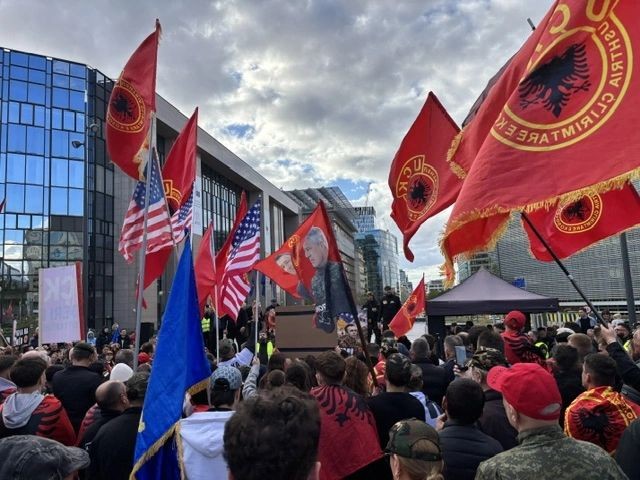 Brukseli bëhet shesh proteste në mbrojtje të vlerave të luftës së UÇK-së