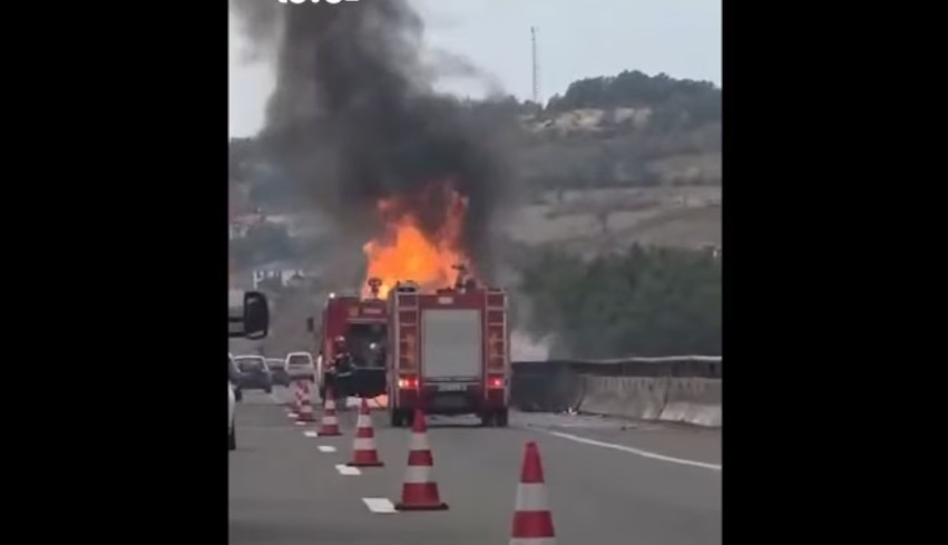Kamioni merr flakë pas një vetaksidenti në autostradë, policia jep detajet e para