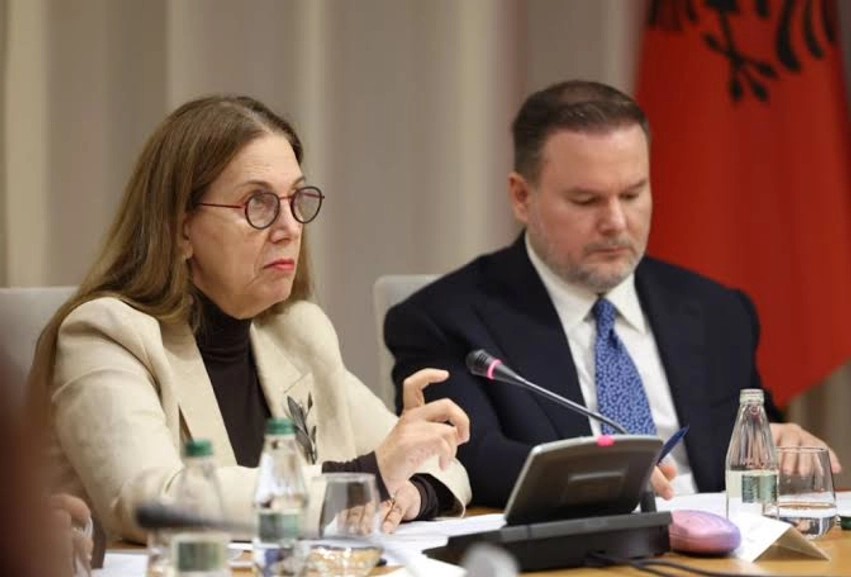 Ministrja Kumbaro: Shkollat i rikthehen normalitetit, nxënësit u përballën me manipulim online dhe presione për bojkot