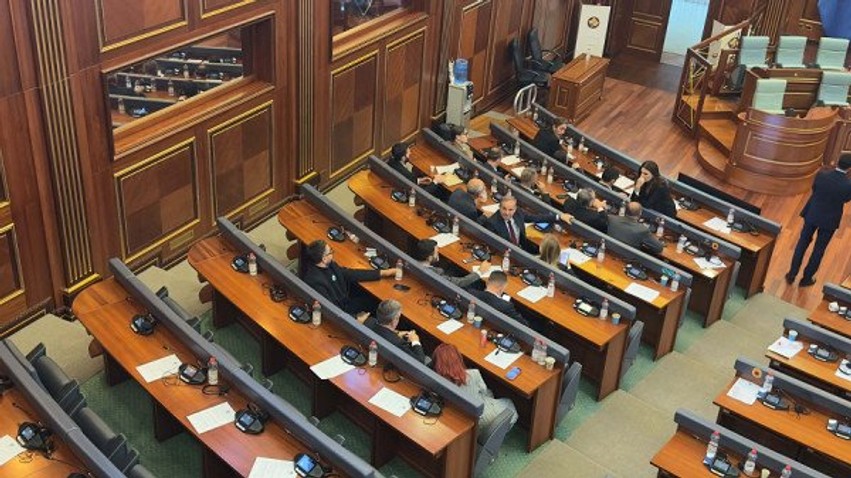 Mbyllet seanca e jashtëzakonshme në Kuvend, ligjvënësit e PDK-së dhe Aleancës vazhdojnë të qëndrojnë në sallë