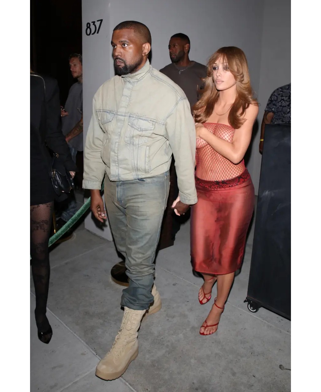 Stili provokues i Bianca Censori: Shfaqet përsëri krah Kanye West i veshur me rrjetë