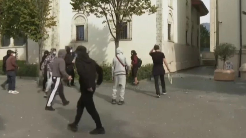 Trazira në zemër të Tiranës: Protestuesit sulmojnë me gurë godinën e Bashkisë