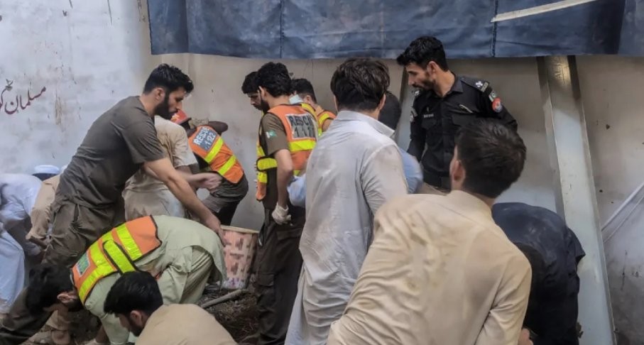 Tragjedi në Pakistan: Shembja e çatisë së shkollës merr 28 jetë, mes tyre fëmijë dhe mësues