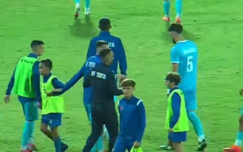 Teuta mposht Skënderbeun dhe blindon kreun, durrsakët triumfojnë pavarësisht kartonit të kuq
