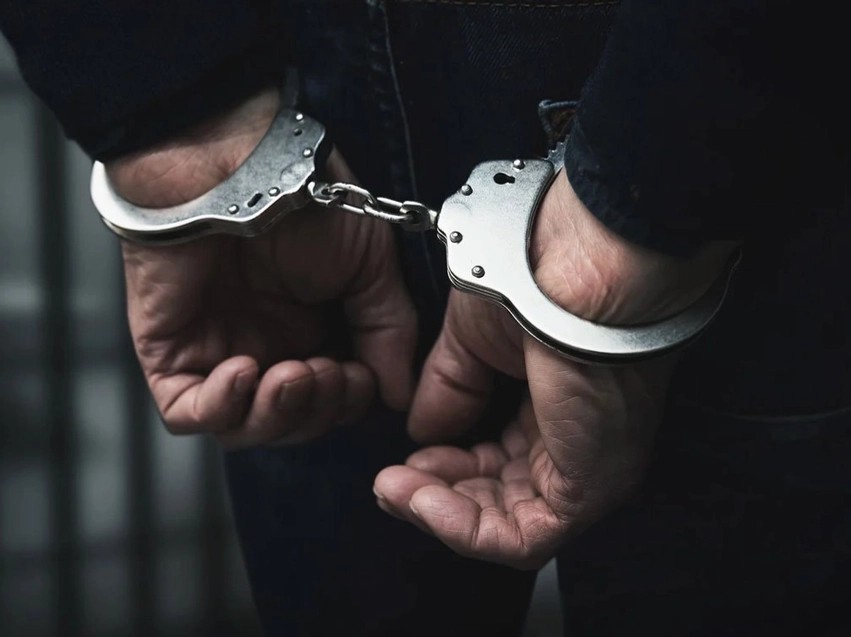 Ferizaj: Shkatërroi orenditë dhe kërcënoi dy gra, prangoset shtetasi i huaj
