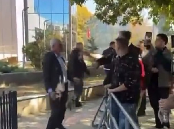 Tensionet para Kuvendit: Sami Kurteshi përfshihet në përleshje fizike me protestuesit