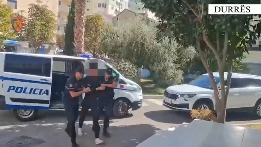Durrës: Vjedh furgonin e postës plot me porosi, kapet në flagrancë 23-vjeçari