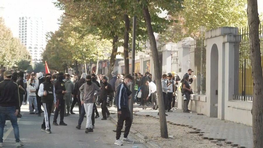 Tensionohet situata në Tiranë: Përleshje mes forcave të rendit dhe protestuesve para Ministrisë së Arsimit
