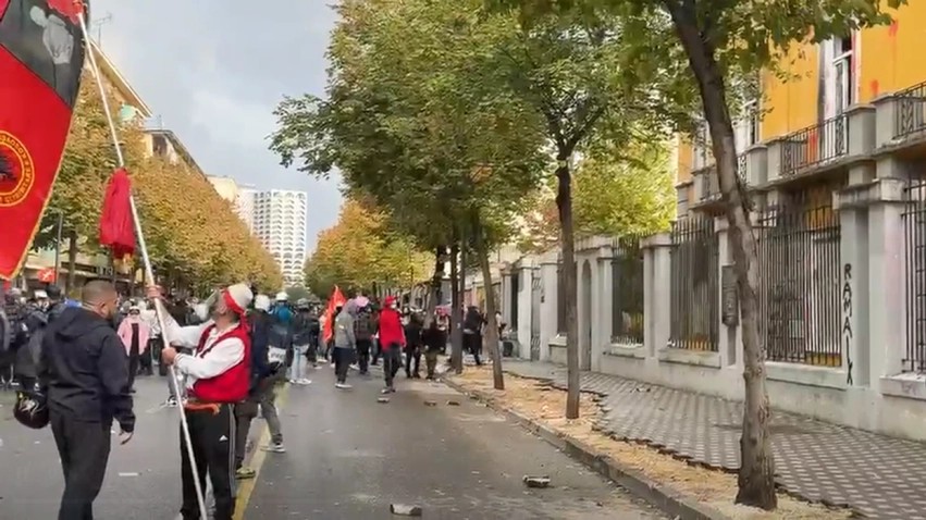 Situatë e tensionuar para Arsimit: Protestuesit qëllojnë me gurë godinën dhe niset marshimi drejt Kryeministrisë