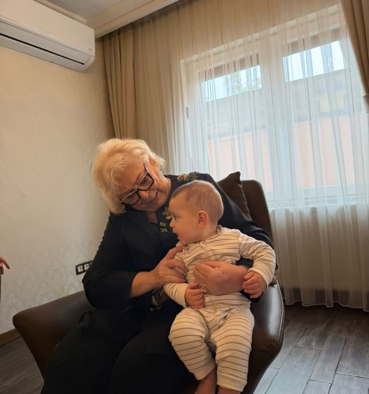 Vizitë në familjen Krasniqi: Presidentja Shiroka-Pula takon të afërmit e ish-kryeparlamentarit