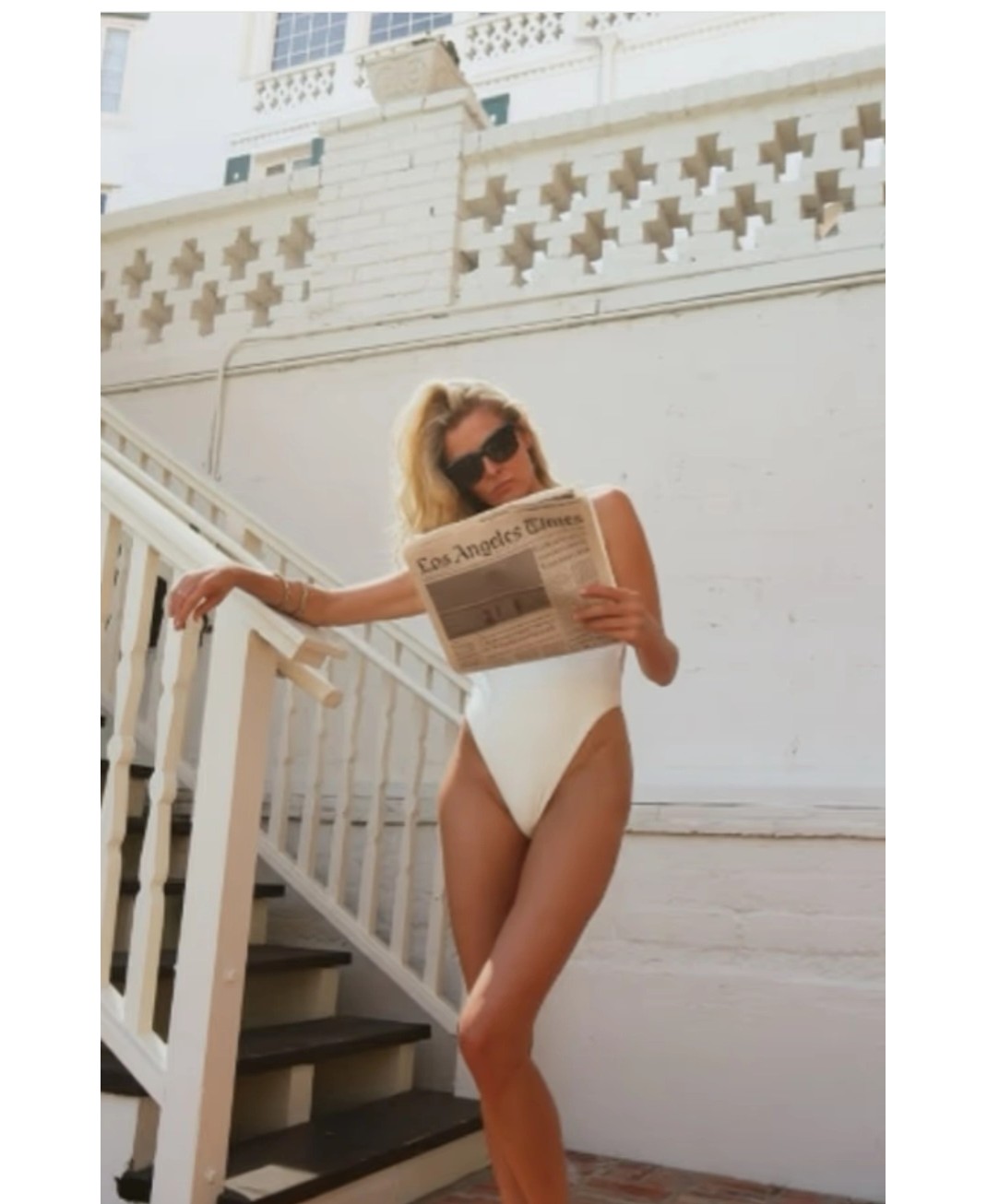 Donna Air mahnit me linjat në Los Angeles, shfaqet elegante me kostum të bardhë plazhi