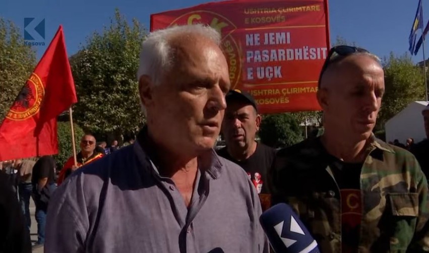 Tension jashtë Kuvendit: Protestuesit kërkojnë miratimin e menjëhershëm të ligjit për Specialen