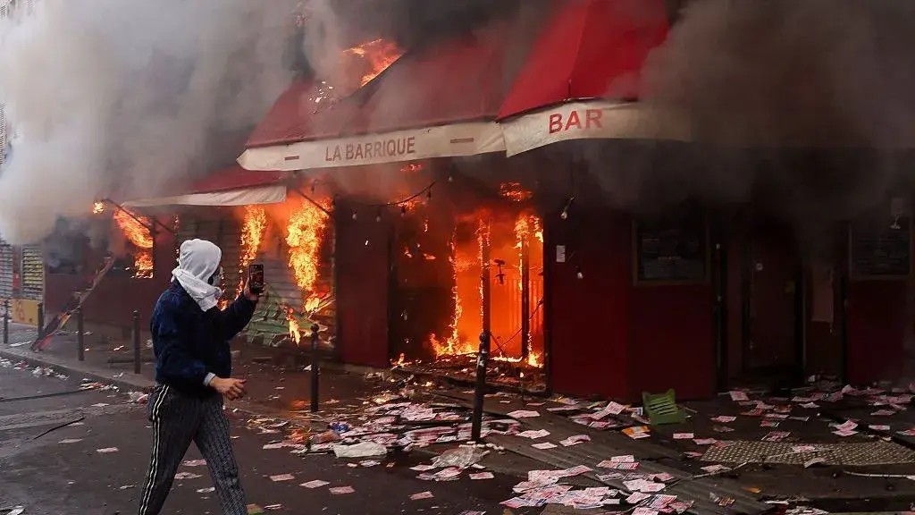 Valë trazirash në Francë: Mbi 1200 të ndaluar dhe dhjetëra të plagosur pas protestave masive
