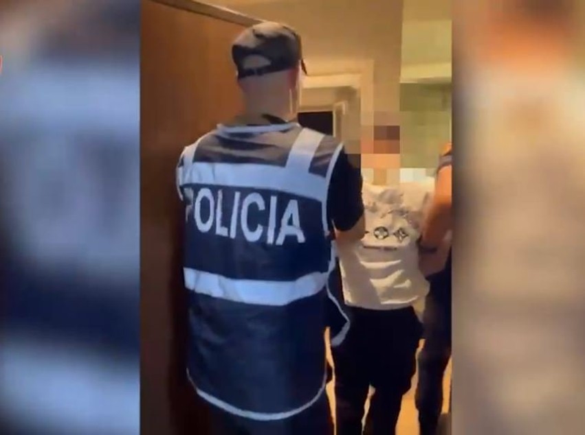 Operacioni “Shkolla të Pastra”: Bie në pranga 28-vjeçari në Tiranë, iu kapën armë, municion dhe qindra doza kokaine