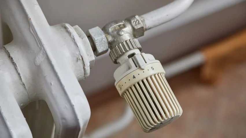Truku i thjeshtë me tharësen e flokëve: Pse duhet t'i pastroni radiatorët tuaj para se të nisë sezoni i ngrohjes