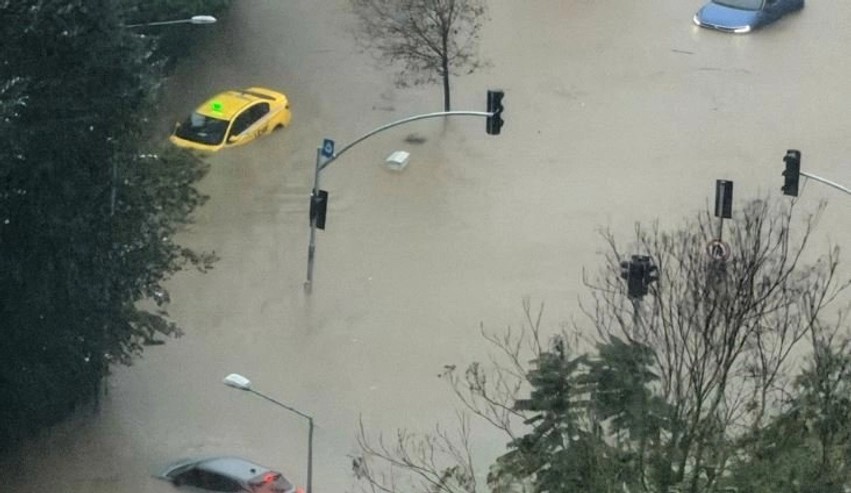 Stambolli nën ujë: Shirat katastrofikë përmbytin metropolin, humb jetën 14-vjeçari