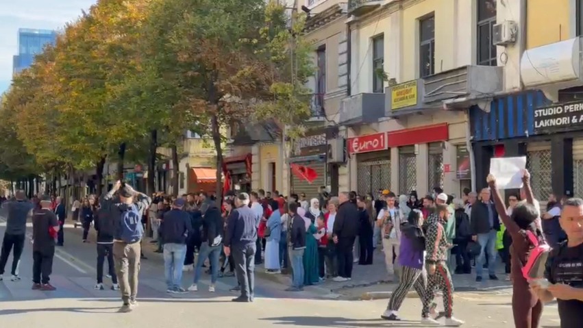 Tensionet në protestë: Të rinjtë refuzojnë militantët e PD te Ministria e Arsimit me thirrjet kundër Ramës dhe Berishës