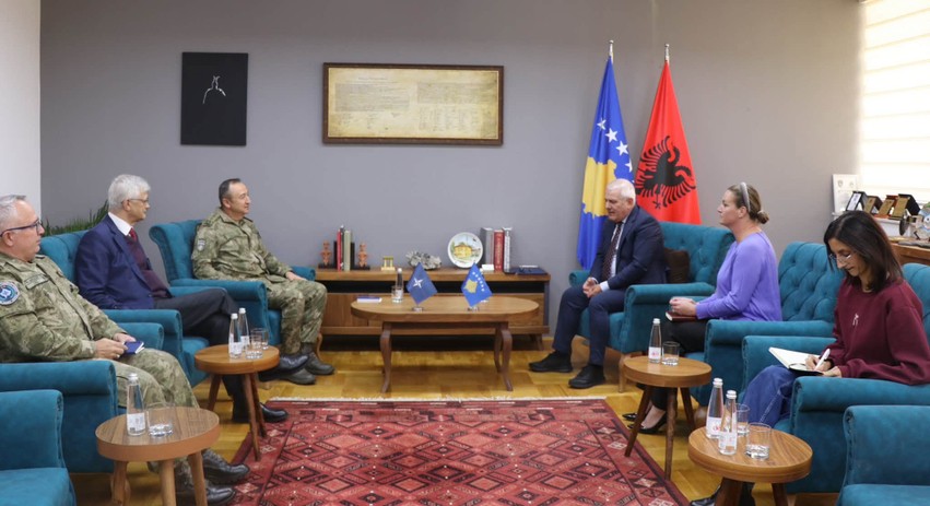 Sveçla pret në takim kreun e KFOR-it: Theksohet rëndësia e partneritetit për sigurinë e vendit